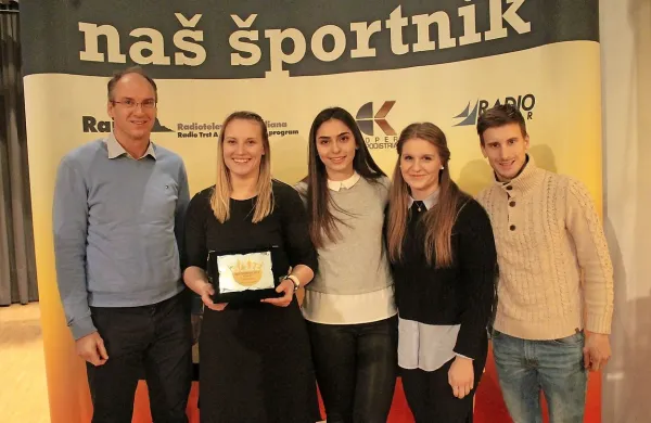 RK Mlinotest je na izboru Naš športnik zasedel šesto mesto 
med ekipami. Z leve so Aleksander Lapajne (trener), Špela 
Ferfolja, Mirjeta Bytyqi, Petra Sanabor (rokometašice) in Deni 
Stibilj (tehnični vodja).