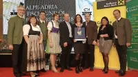 Dr. Irena Fonda (na fotografiji s plaketo) je v Celovcu prevzela 
priznanji. 