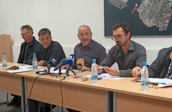 Mladen Jovičić (prvi z desne) na novinarski konferenci ob 
predlogu zakona o drugem tiru marca lani.