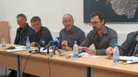 Mladen Jovičić (prvi z desne) na novinarski konferenci ob 
predlogu zakona o drugem tiru marca lani.