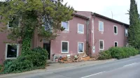 Objekt nekdanjega  samskega  doma na Kajuhovi cesti 13 je 
že dobil  nova okna. 