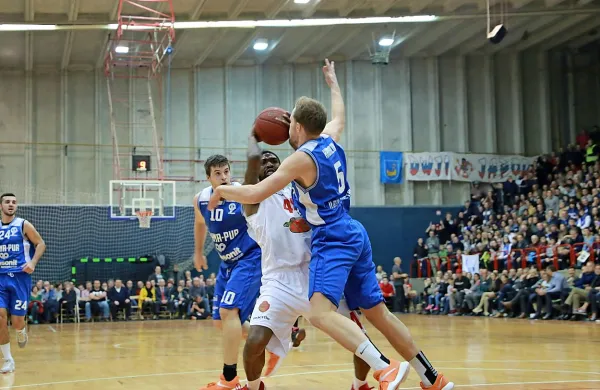 Sežanski Američan  Ahaquille Derrick Duncan v boju z Bistričanom  Tjažem Hadalinom 