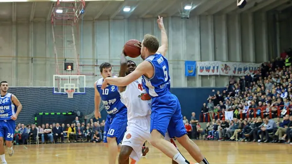 Sežanski Američan  Ahaquille Derrick Duncan v boju z Bistričanom  Tjažem Hadalinom 