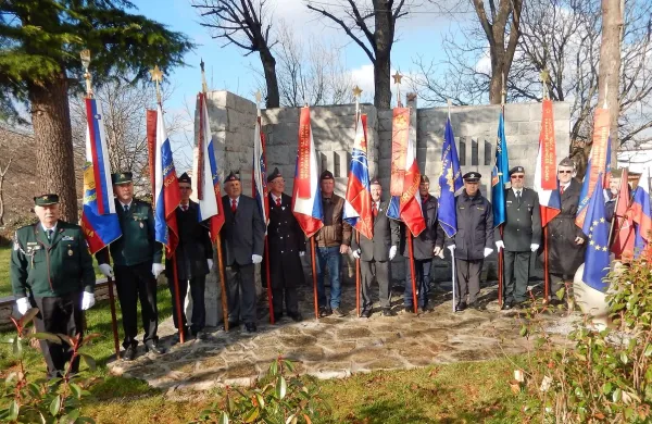 Člani partizanskih združenj z obeh strani meje so se v Štorjah  poklonili spominu na Marjana 
Štoko in na druge padle borce za svobodo.