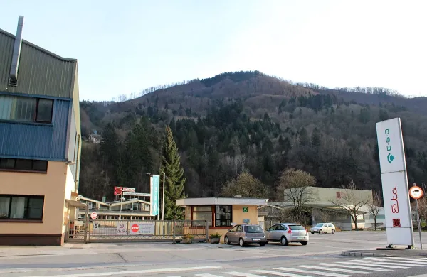 Za zidovi Ete ponovno pritajeno vre, a so poganja o novi 
kolektivni pogodbi vendarle v teku.

