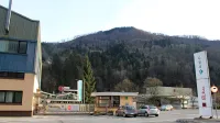 Za zidovi Ete ponovno pritajeno vre, a so poganja o novi 
kolektivni pogodbi vendarle v teku.

