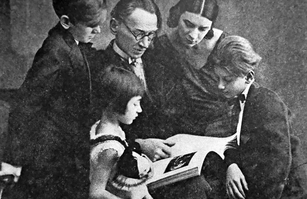 Oton Župančič (1878-1949) si je kot edini med glavnimi predstavniki naše moderne ustvaril družino.  