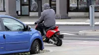 Nekateri vozniki skuterjev še vedno vozijo brez čelad.