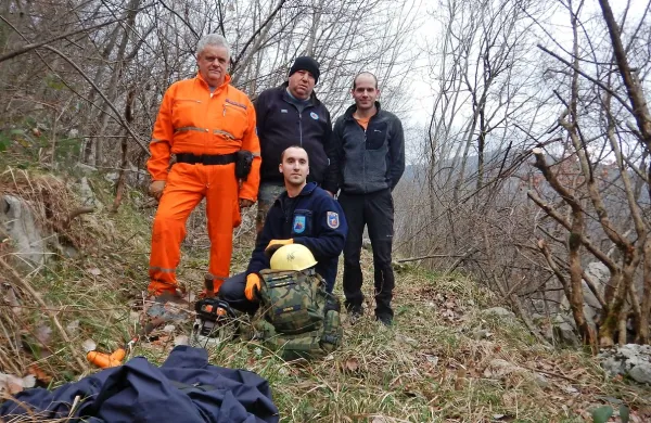 Iz nekdanjih topniških položajev so pripadniki enote za 
varstvo pred NUS previdno odstranjevali granate.