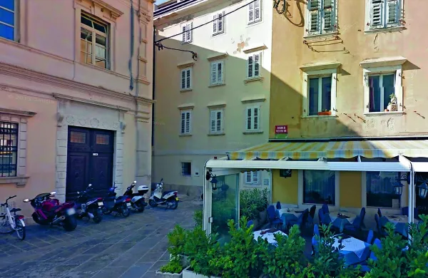 Apartmajska hiša  Doma-Smreke na Zelenjavnem trgu (na 
fotografiji v sredini) je šla v roke bližnjim gostincem. 