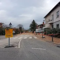 Ker Prešernova cesta  ni prevozna, vozniki  uporabljajo druge 
ceste, zato tam     ob konicah nastajajo prometni zamaški, 
denimo  na Industrijski cesti. 