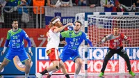 Slovensko obrambo z Borutom Mačkovškom (v modrem 
dresu desno) čaka zahtevna naloga proti Špancem.
