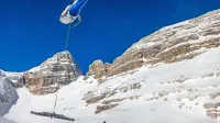 Kolesne tako imenovane baterije je visoko nad Bovec ponesel helikopter. Ta je tam dandanes nepogrešljiv.