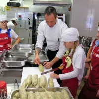 Igor Perreson je pomagal mladim kuharicam.