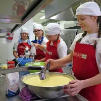 Pripraviti šmorn za 200 učencev in zaposlenih na šoli ni mačji 
kašelj.