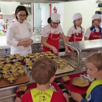 Učenke so s pomočjo mentorjev Ksenije Krajšek Mahorčič in 
Igorja Peressona postregle šolarjem.