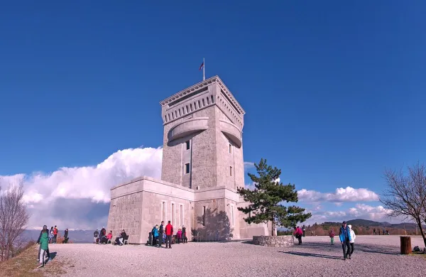 Pomnik na Cerju je osrednja  turistična točka v občini, a doslej 
je bil za občino le strošek. Po novem ga bodo tržili.    
