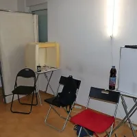 Brez dovoljenja niti na stranišče