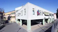 OŠ Dante Alighieri in vrtec L'Aquilone so na novo lokacijo 
preselili pred 20 leti. Šolo so ustanovili  leta 1899, vrtec  leta 
1974. 
