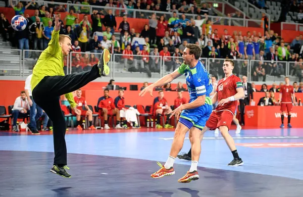 Češki vratar Tomaš Mrkva je  spravljal v obup slovenske 
rokometaše, tudi Darka Cingesarja (v modrem dresu). 