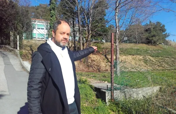 Mark Špacapan iz piranske občine kaže območje  pod 
italijansko gimnazijo danes.