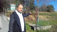 Mark Špacapan iz piranske občine kaže območje  pod 
italijansko gimnazijo danes.