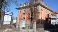 Vila na Cankarjevi ulici je bila zgrajena pred slabim stoletjem 
kot zasebna klinika in se dolga desetletja ponašala s svojo 
imenitno podobo, zdaj pa kot žrtev nesrečnih lastništev že 
vrsto let propada.