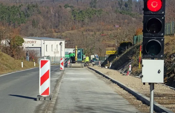 Delavci so z deli začeli na začetku Senožeč z divaške smeri, 
nato bodo nadaljevali v smeri proti Razdrtemu.