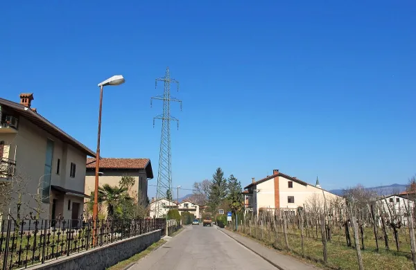 Eles bi bil pripravljen pod površje vkopati kable tam, kjer vodijo  najbliže hišam v Renčah, 
skupina krajanov bi jih želela speljane pod površjem na celotni, 1,7 kilometra dolgi trasi.