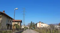 Eles bi bil pripravljen pod površje vkopati kable tam, kjer vodijo  najbliže hišam v Renčah, 
skupina krajanov bi jih želela speljane pod površjem na celotni, 1,7 kilometra dolgi trasi.