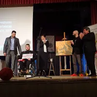 Andrej Prunk (levo) je donacijo 500 evrov predal Elvisu 
Mihaliču, ki bo prispevek namenil nakupu vozička, prilagojenega igranju košarke. Ob njem so na odru še županja 
Saša Likavec Svetelšek, slikar Simon Kastelic in župan 
Davorin Terčon.
