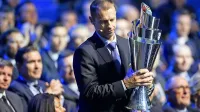 Predsednik Uefe Aleksander Čeferin s pokalom  za najboljšega v novem tekmovanju. 