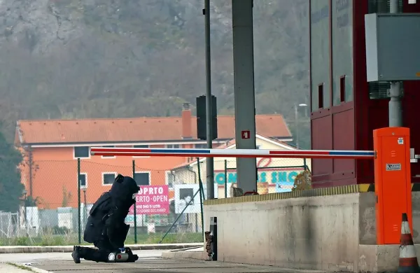Pripadniki enote za bombno  zaščito so  sumljivo napravo 
pregledali tudi z rentgenom in ugotovili, da v njem ni 
eksploziva.