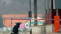 Pripadniki enote za bombno  zaščito so  sumljivo napravo 
pregledali tudi z rentgenom in ugotovili, da v njem ni 
eksploziva.