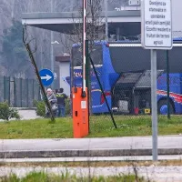 Včeraj dopoldne je bilo na mejnem prehodu Dragonja zelo 
napeto, zaprt je bil od 8.40 do 11.45.