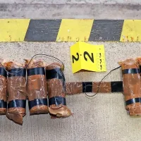 22-letni hrvaški potnik je pod avtobusni sedež skril pas, na 
katerem je bilo pritrjenih deset  valjastih predmetov, povezanih z žico.