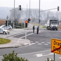 Policisti so preprečili dostop do mejnega prehoda že v 
križišču na glavni cesti.