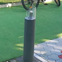 Le koga je motila svetilka ob pešpoti?