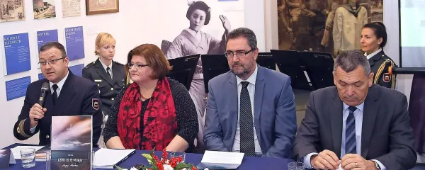 Knjigo Gorelo je morje bodo danes predstavili tudi v Kobaridu 
(na fotografiji predstavitev pred mesecem dni v Piranu v 
Pomorskem muzeju, z leve: poveljnik 430. mornariškega 
diviziona in kapitan bojne ladje Boris Geršak, avtorica knjige, 
kustosinja Nada Terčon,  direktor muzeja Franco Juri in  
upokojeni kontraadmiral Slovenske vojske Renato Petrič)