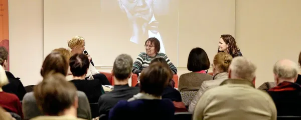 Na večeru ob 140. obletnici Otona Župančiča, ki je pritegnil 
številne obiskovalce,  so o  pesniku govorile (z leve) dr. Ignacija 
Fridl Jarc, dr. Alenka Župančič in Carmen L. Oven. 