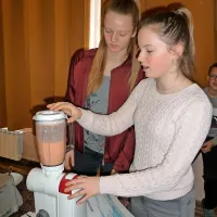 Anouk Velthuis (levo) in Amber van den Broek med pripravo 
rahlo pikantnega smutija