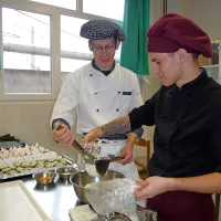 Dijaka Srednje šole Izola (3. letnika programa gastronomija in 
turizem ) sta pripravila prigrizek iz albuminske skute in   bučnih  
semen na ajdovem kruhu z orehi. 