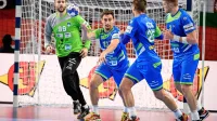 Slovenski vratar Urh Kastelic (levo) ima najvišji odstotek 
ubranjenih strelov.