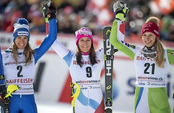 Z leve:  drugouvrščena Italijanka Marta Bassino, zmagovalka, 
domačinka  Wendy Holdener, in tretjeuvrščena Slovenka Ana 
Bucik.