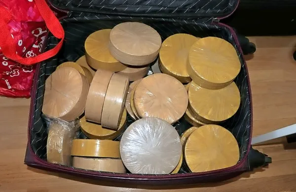 V potovalkah v stanovanju so našli  30 kilogramov heroina in devet kilogramov kokaina.