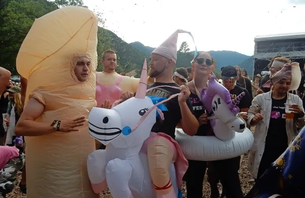 Festivali prinašajo v Tolmin denar.  Popestrijo utrip v mestu, a tudi obremenijo okolje. 
