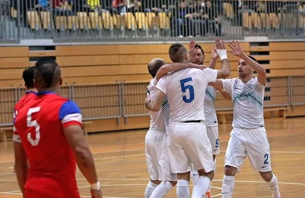 Slovenski izbranci na EP, ki se v Stožicah pričenja jutri, upajo  
vsaj na eno zmago.