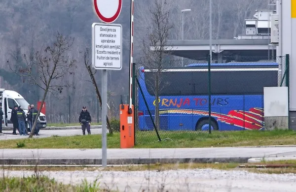 Priprti Hrvat je bil z avtobusom namenjen v Ljubljano, kjer naj
bi z razkritjem imitacije samomorilskega pasu, kot ga uporabljajo teroristi, nameraval prestrašiti ljudi.