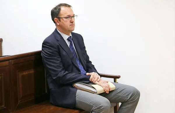 Pulmolog Damjan Birtič je že v preiskavi vseskozi zanikal 
krivdo, to pa je potrdil tudi na današnjem predobravnavnem 
naroku.