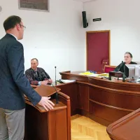 Pulmolog Damjan Birtič je že v preiskavi vseskozi zanikal 
krivdo, to pa je potrdil tudi na današnjem predobravnavnem 
naroku.